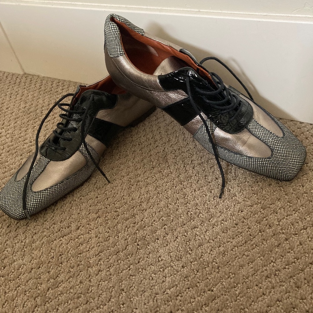 Spanish sneakers, Belle Hari